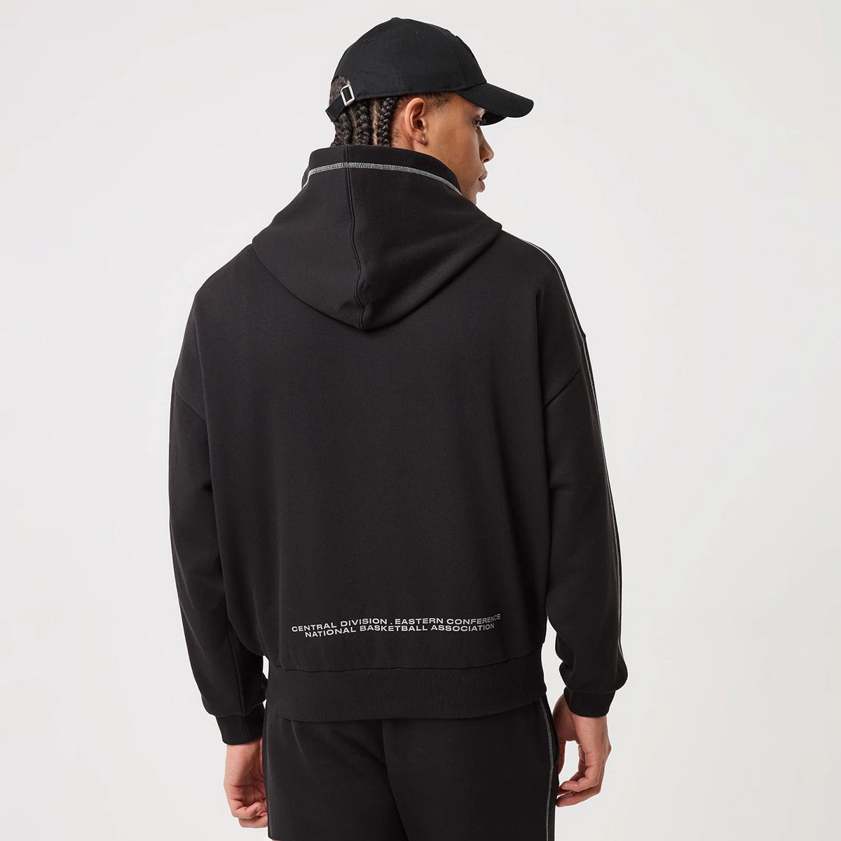 The model is wearing this NBA Graphic Chicago Bulls Pullover Hoodie in black. 2