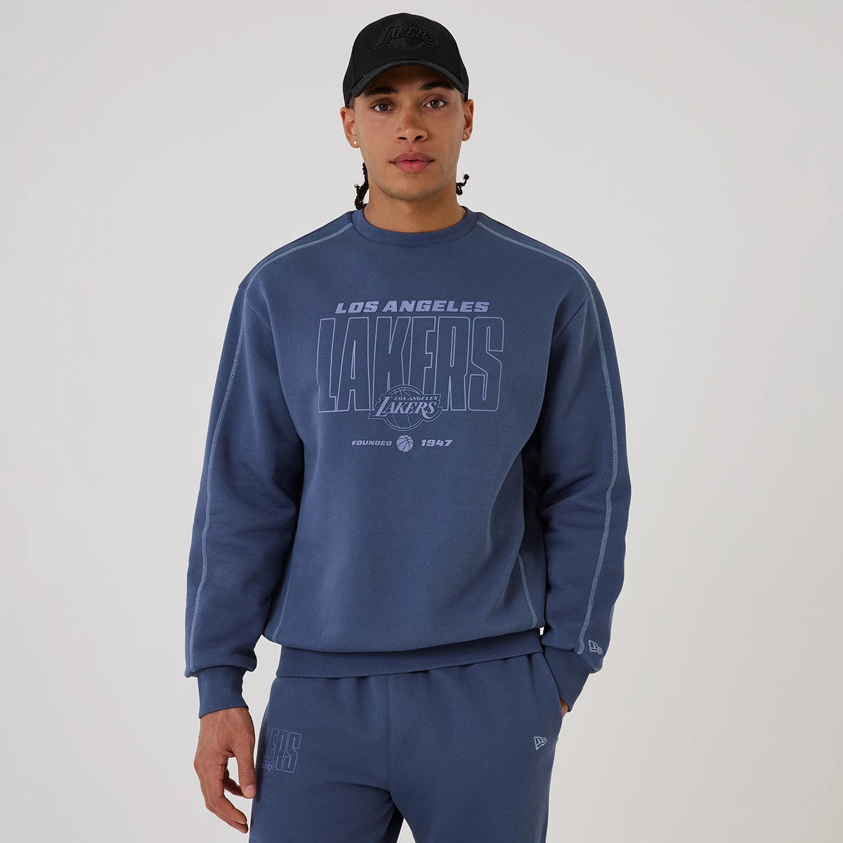 The model is wearing this NBA Graphic LA Lakers Crew Neck Sweater in dark blue. 1