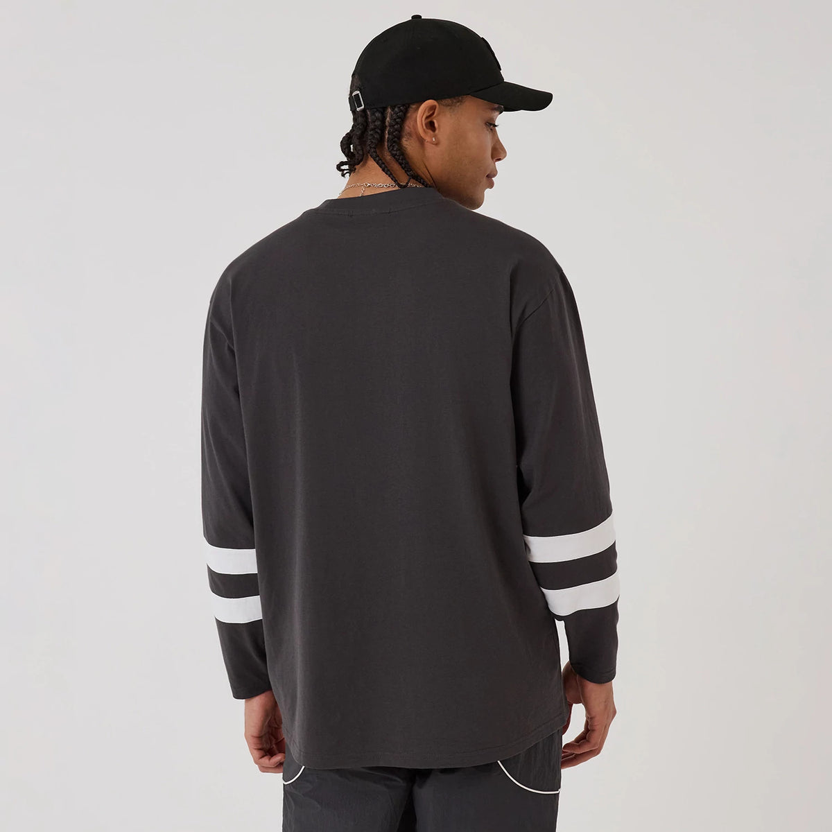 The model is wearing this MLB League Essential New York Yankees Oversized Jersey in charcoal. 2
