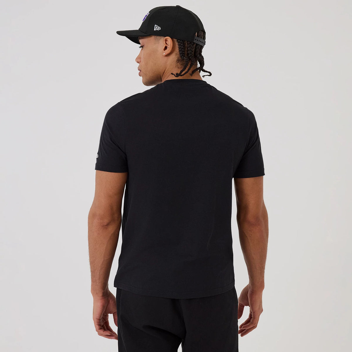 The model is wearing this NBA Graphic LA Lakers T-Shirt in black. 2
