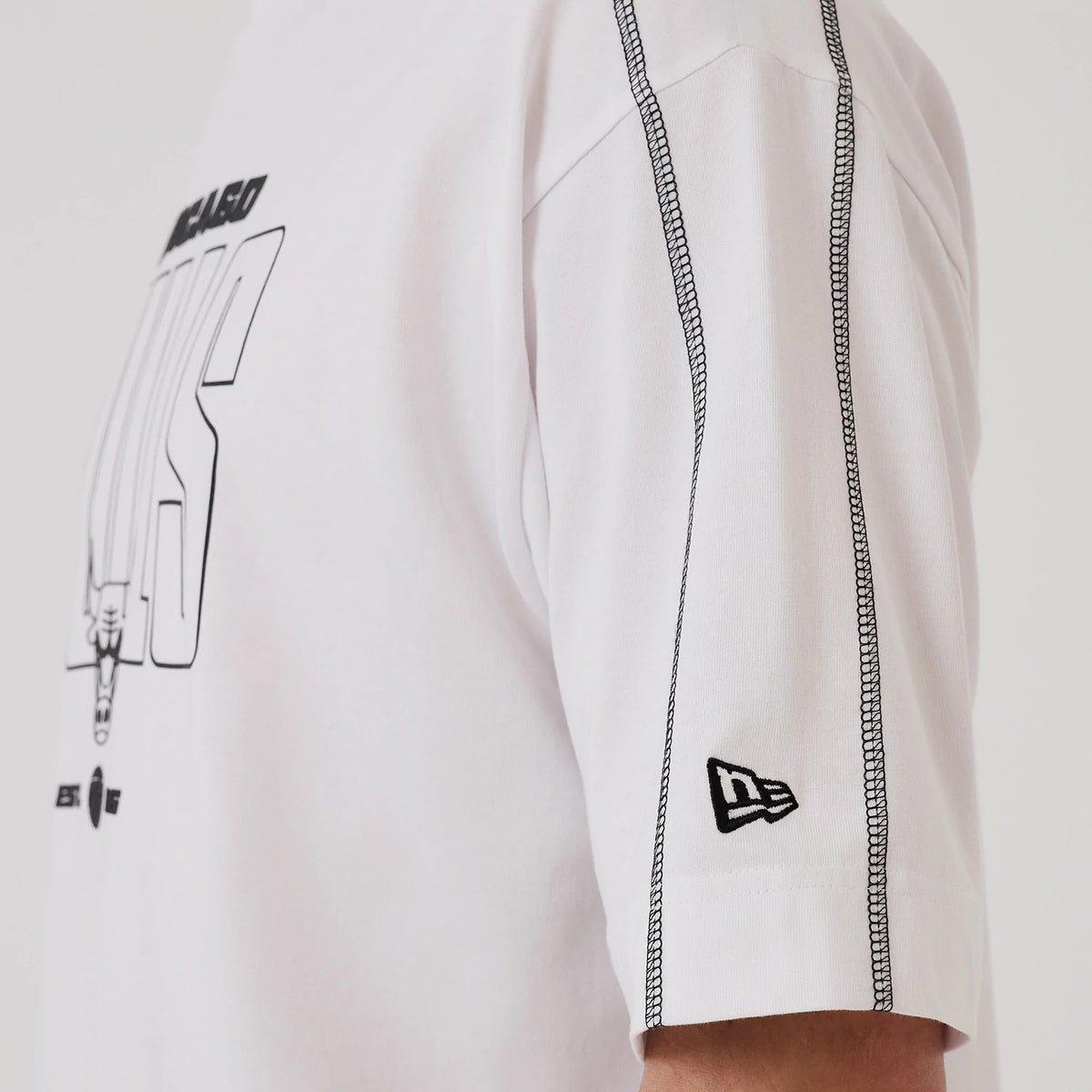 The model is wearing this NBA Graphic Chicago Bulls Boxy T-Shirt in white. 7