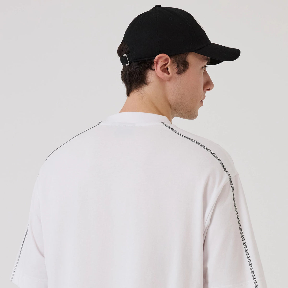 The model is wearing this NBA Graphic Chicago Bulls Boxy T-Shirt in white. 4