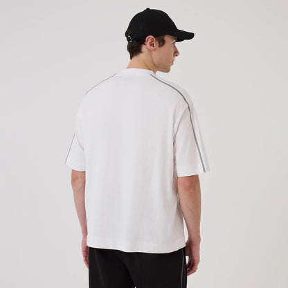 The model is wearing this NBA Graphic Chicago Bulls Boxy T-Shirt in white. 2