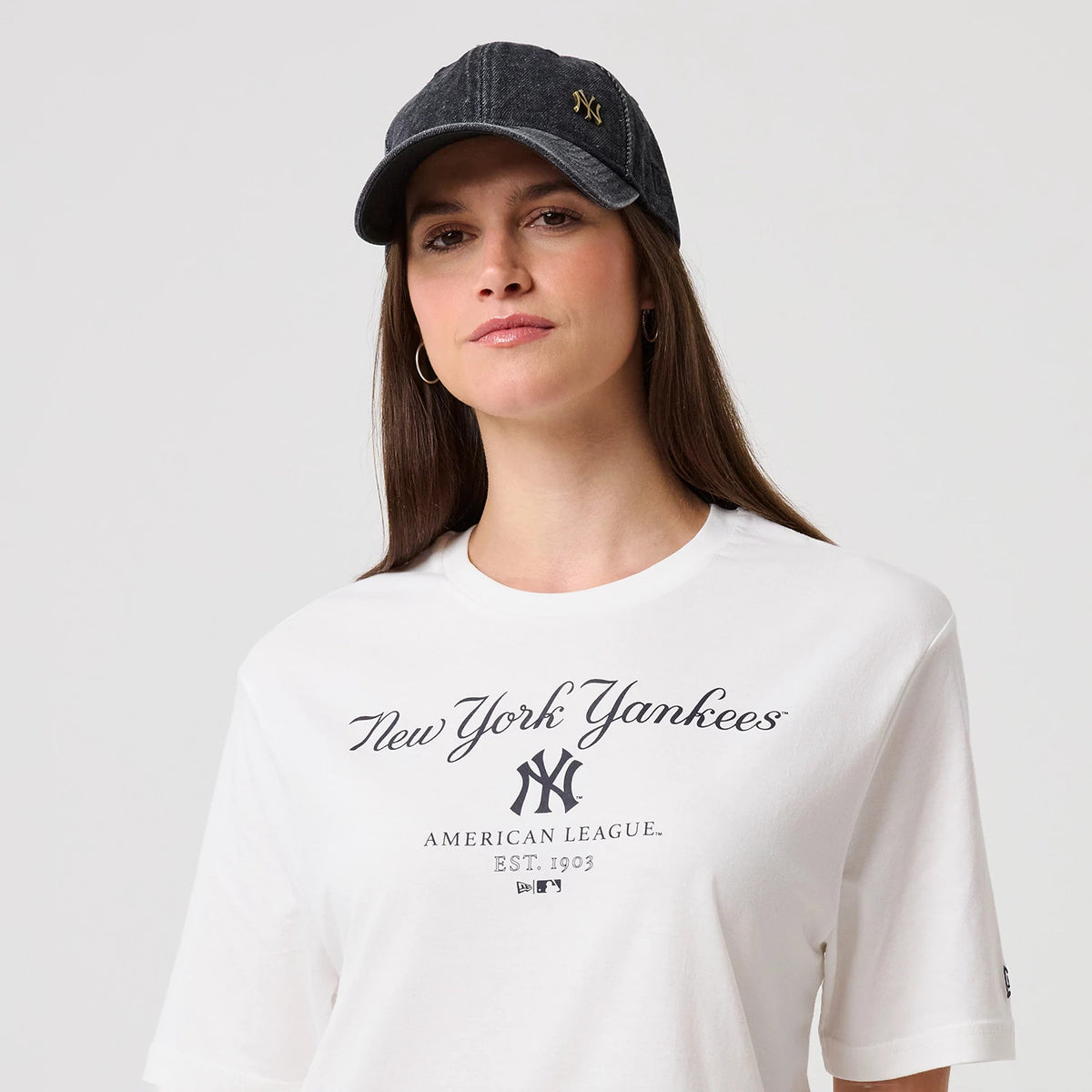 The model is wearing this MLB Linear New York Yankees T-Shirt in white. 6