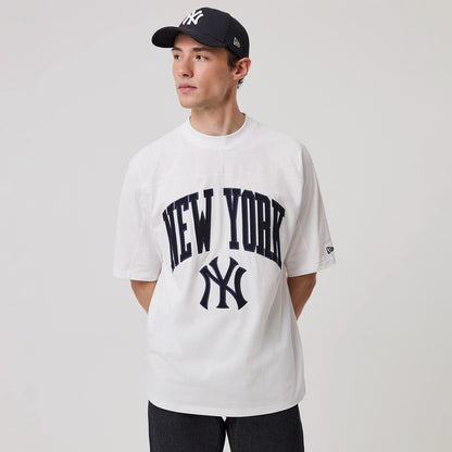 The model is wearing this MLB Arch Graphic New York Yankees Oversized T-Shirt in white. 3