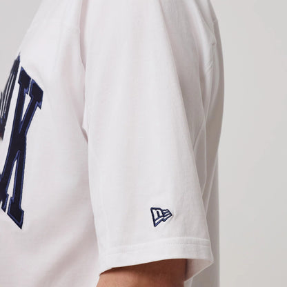 The model is wearing this MLB Arch Graphic New York Yankees Oversized T-Shirt in white. 7