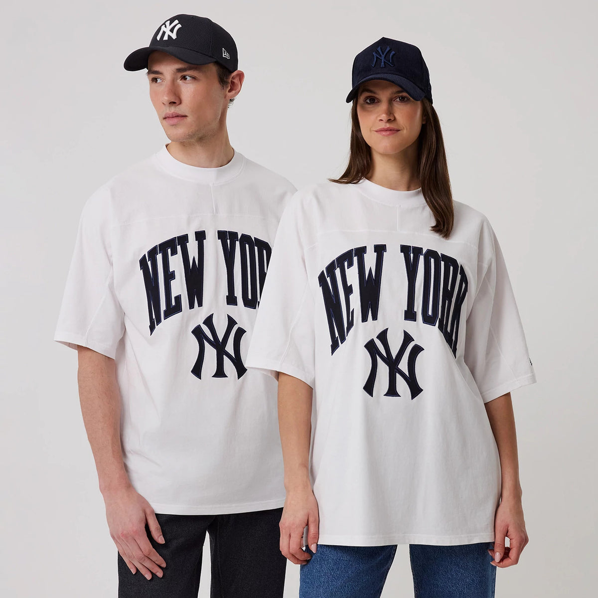 The model is wearing this MLB Arch Graphic New York Yankees Oversized T-Shirt in white. 1