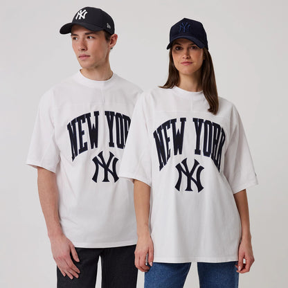 The model is wearing this MLB Arch Graphic New York Yankees Oversized T-Shirt in white. 1