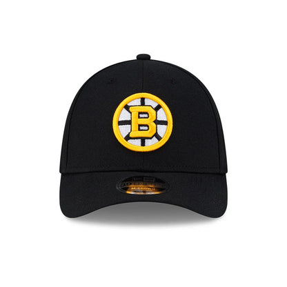 Boston Bruins NHL Team Black New Era 39THIRTY M-Crown Stretch Fit Cap, front view showing a raised embroidered yellow B logo within a circular background on the structured black crown, complemented by a black curved visor and a 39THIRTY size sticker.