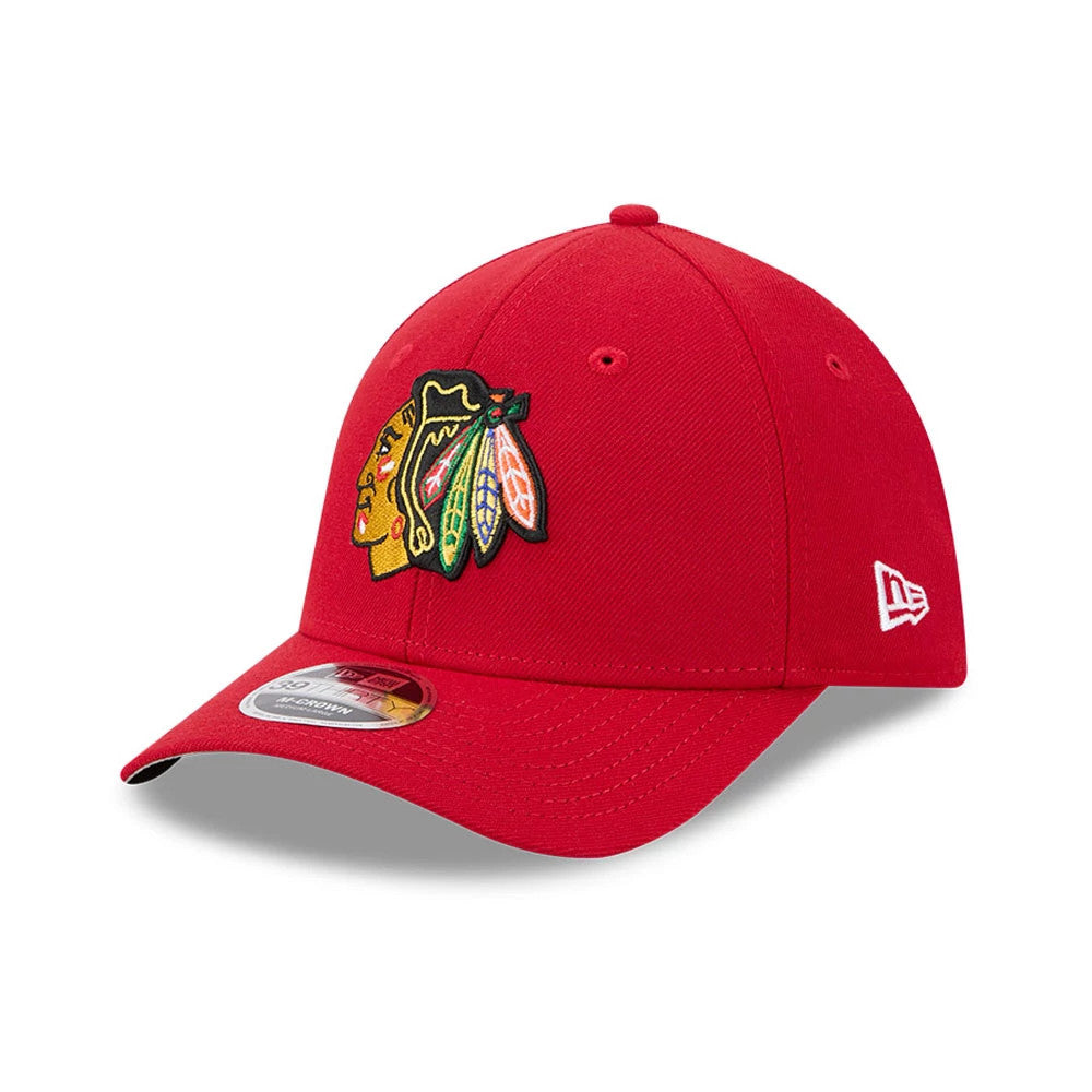 Chicago Blackhawks NHL Team Red New Era 39THIRTY M-Crown Stretch Fit Cap, three-quarter view showing the multicoloured embroidered Blackhawks logo on the front panel, red curved visor with a 39THIRTY size sticker.