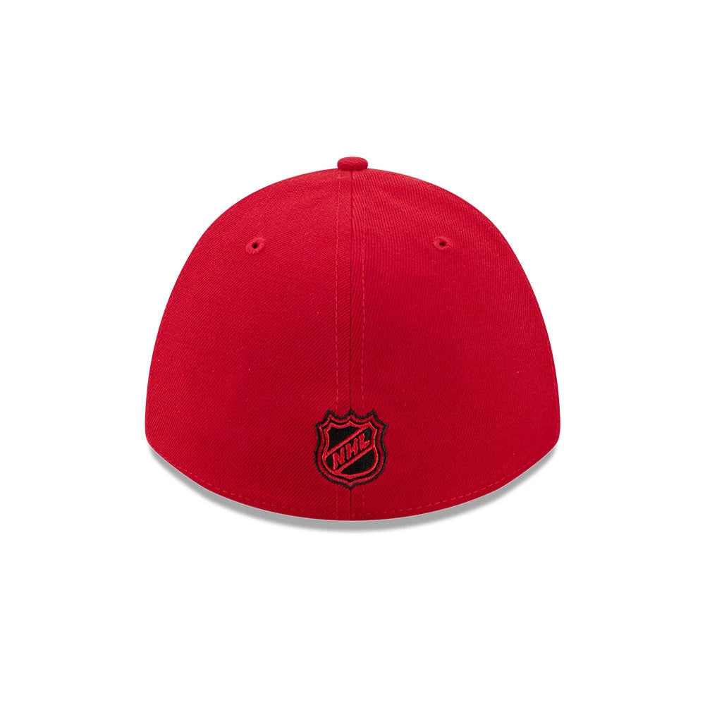Chicago Blackhawks NHL Team Red New Era 39THIRTY M-Crown Stretch Fit Cap, rear view showing the black and red embroidered NHL logo placed at the centre of the back panels, aligned with the structured red crown and red eyelets.