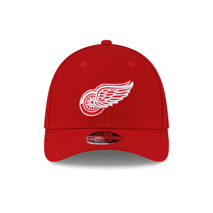 Detroit Red Wings NHL Team Red New Era 39THIRTY M-Crown Stretch Fit Cap, front view showing the white embroidered team logo on the red structured front panel, red curved visor, and the 39THIRTY size sticker on the visor.