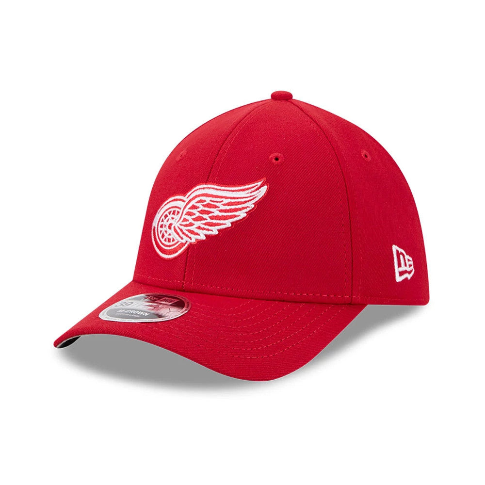 Detroit Red Wings NHL Team Red New Era 39THIRTY M-Crown Stretch Fit Cap, three-quarter view showing the white embroidered Red Wings logo on the front panel, curved red visor with 39THIRTY size sticker, and New Era flag logo on the left side.