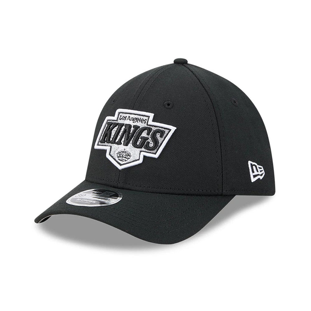 LA Kings NHL Team Black New Era 39THIRTY M-Crown Stretch Fit Cap, three-quarter view showing the raised white and silver embroidered LA Kings logo on the front panel, a curved black visor with a 39THIRTY size sticker.
