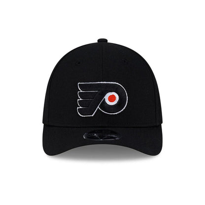 Philadelphia Flyers NHL Team Black New Era 39THIRTY M-Crown Stretch Fit Cap, front view showing the raised embroidered Flyers logo in white and orange on the structured black crown, with a matching black curved visor and 39THIRTY size sticker.