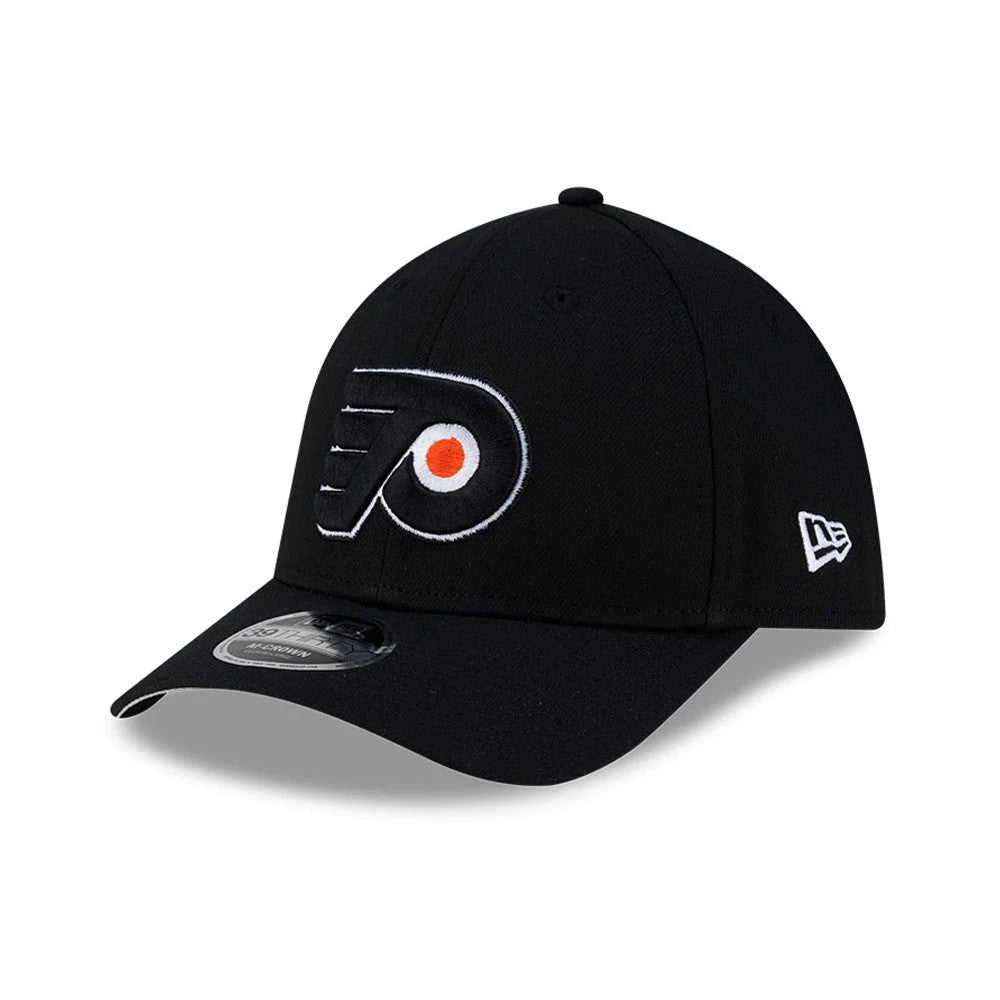 Philadelphia Flyers NHL Team Black New Era 39THIRTY M-Crown Stretch Fit Cap, three-quarter view showing the white outlined Flyers logo with orange detail on the front panel, black curved visor with a 39THIRTY size sticker.
