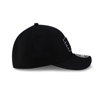 Philadelphia Flyers NHL Team Black New Era 39THIRTY M-Crown Stretch Fit Cap, side view showing the black and white embroidered Flyers logo on the structured black crown, arched black visor, and silver 39THIRTY size sticker on the curved visor.