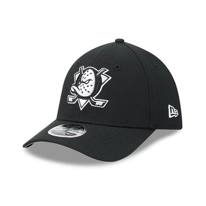 Anaheim Ducks NHL Black New Era 39THIRTY M-Crown Stretch Fit Cap, front view showing a white and black raised embroidered Ducks logo on the front panel, a curved black visor with a 39THIRTY size sticker, and the New Era flag logo on the left side.