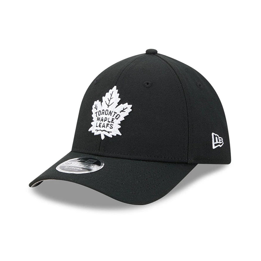 Toronto Maple Leafs NHL Black New Era 39THIRTY M-Crown Stretch Fit Cap, three-quarter view showing a white embroidered maple leaf logo on the front panel, a curved black visor with a 39THIRTY size sticker, and the New Era flag logo on the left side.