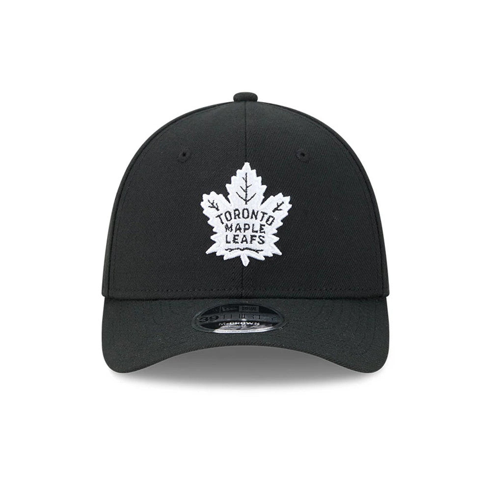 Toronto Maple Leafs NHL Black New Era 39THIRTY M-Crown Stretch Fit Cap, front view showing a white embroidered team logo on the structured black crown, with a curved black visor and a 39THIRTY size sticker on the centre of the visor.