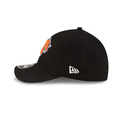 Pictured is this NBA Team New York Knicks 39THIRTY M-Crown Stretch Fit cap in black. 5