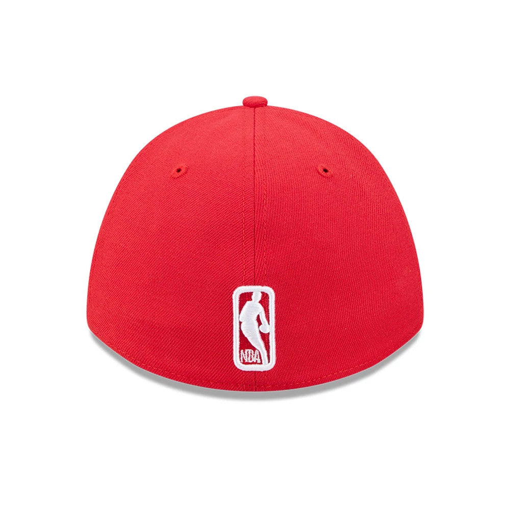 Pictured is this NBA Team Chicago Bulls 39THIRTY M-Crown Stretch Fit cap in red. 6