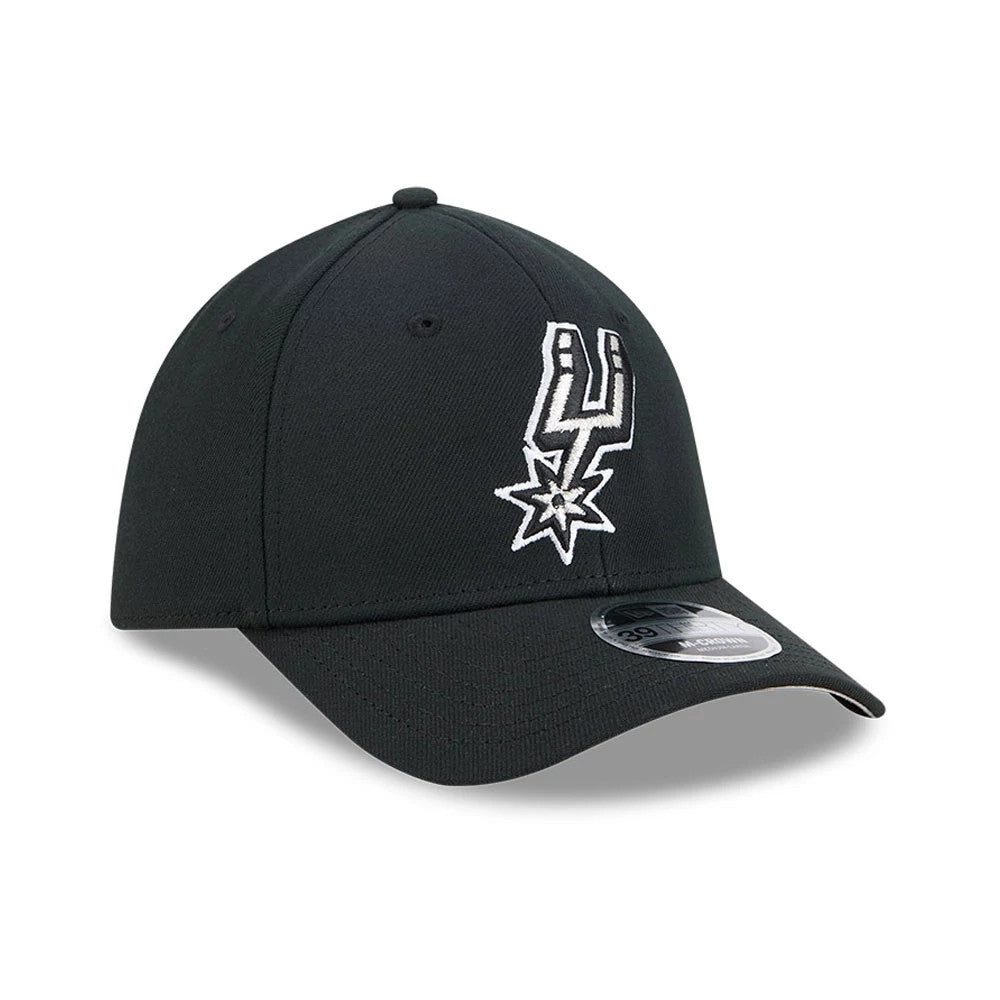 San Antonio Spurs NBA Team Black New Era 39THIRTY M-Crown Stretch Fit Cap, three-quarter view showing a large silver and white raised embroidered Spurs logo on the front panel, a curved black visor, and a 39THIRTY size sticker on the visor.