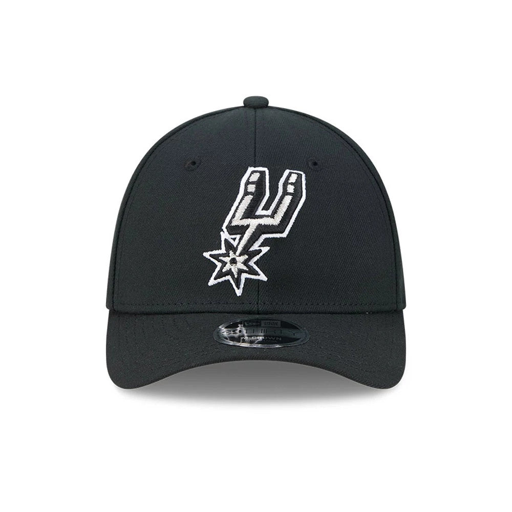 San Antonio Spurs NBA Team Black New Era 39THIRTY M-Crown Stretch Fit Cap, front view showing a white and black embroidered Spurs logo on the structured black crown, with a black curved visor and a silver 39THIRTY size sticker on the visor.