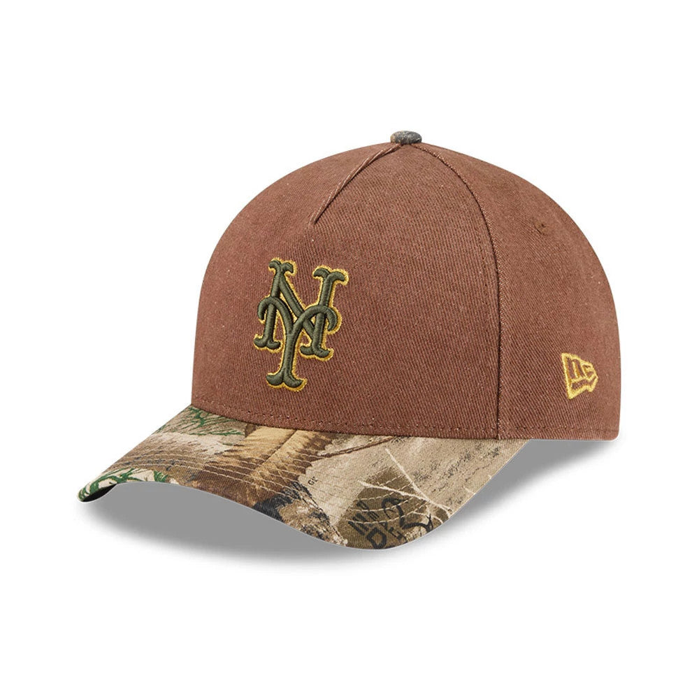 Mets MLB Cotton Twill Dark Beige New Era 9FORTY M-Crown A-Frame Adjustable Cap, three-quarter view showing the raised green Mets logo embroidered on the front panel, a camo-patterned visor, and the gold New Era flag logo on the left side.