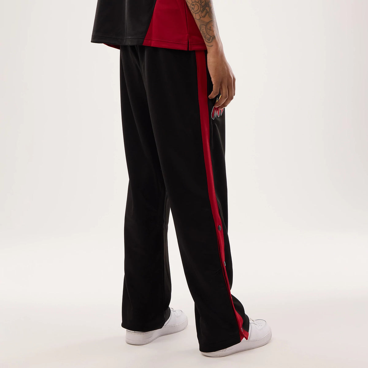 The model is wearing this NBA Hardwood Classic Straight Miami Heat Straight Leg Joggers in black. 2