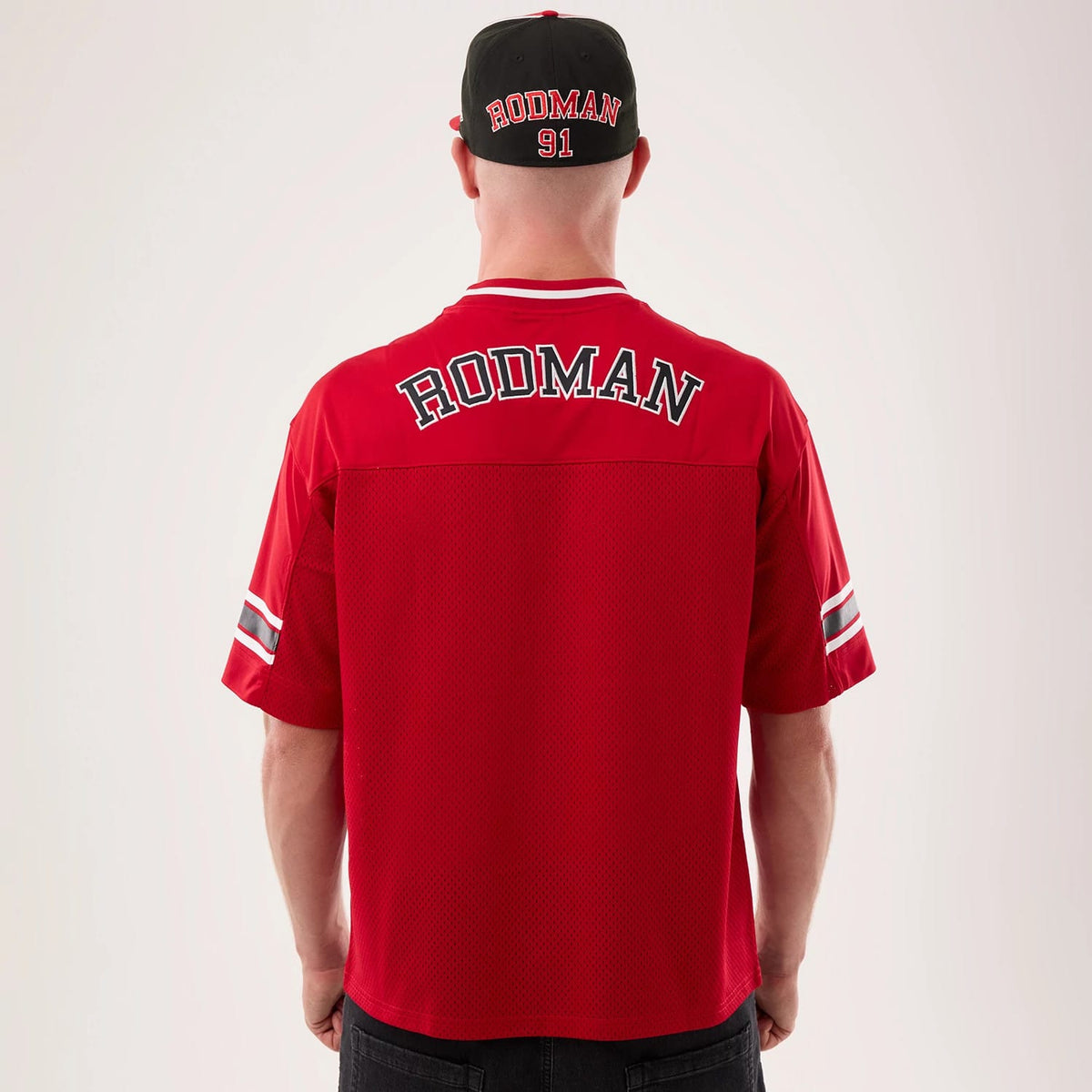 The model is wearing this NBA Hardwood Classic Mesh Oversized Chicago Bulls T-Shirt in red. 2