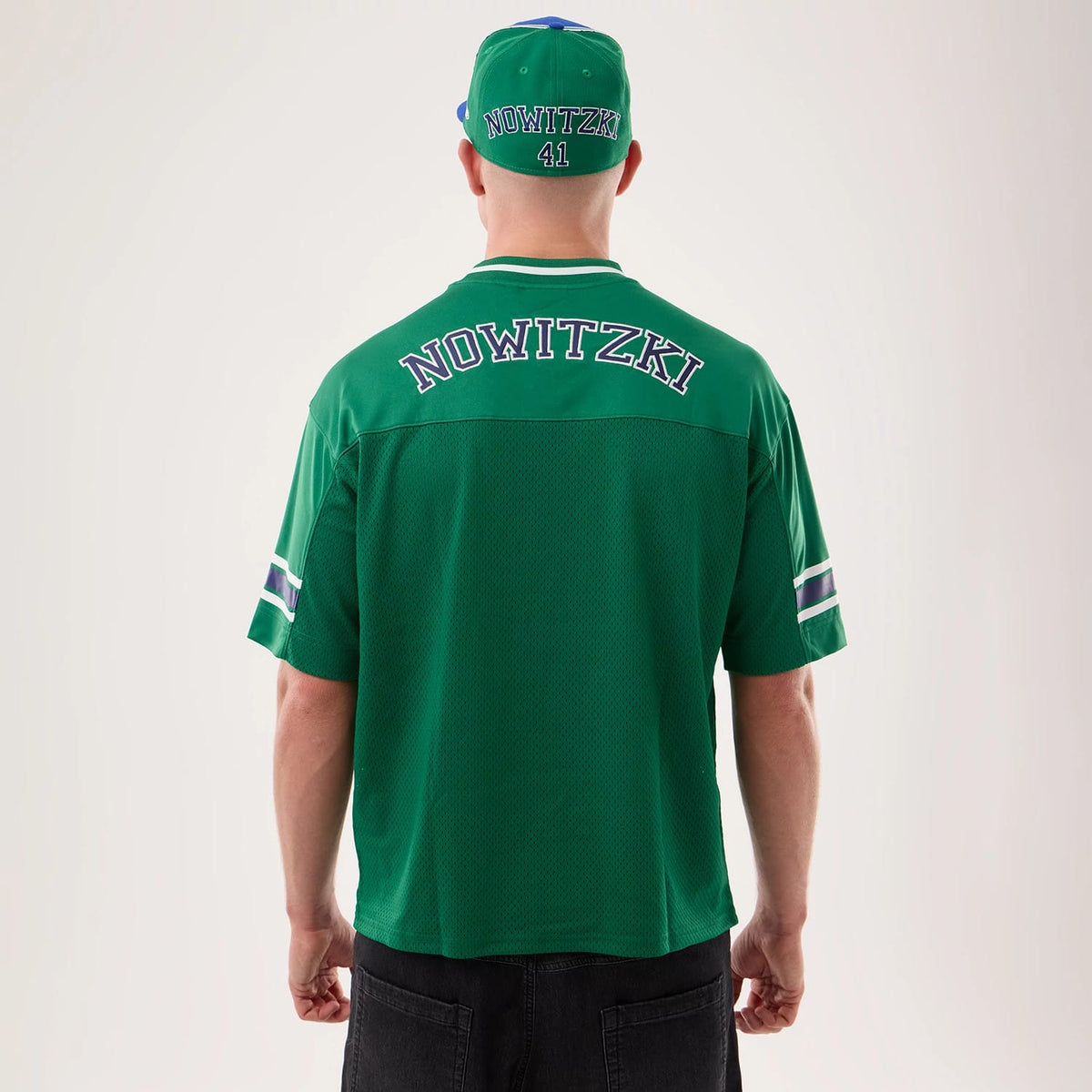 The model is wearing this NBA Hardwood Classic Mesh Oversized Dallas Mavericks T-Shirt in green. 2