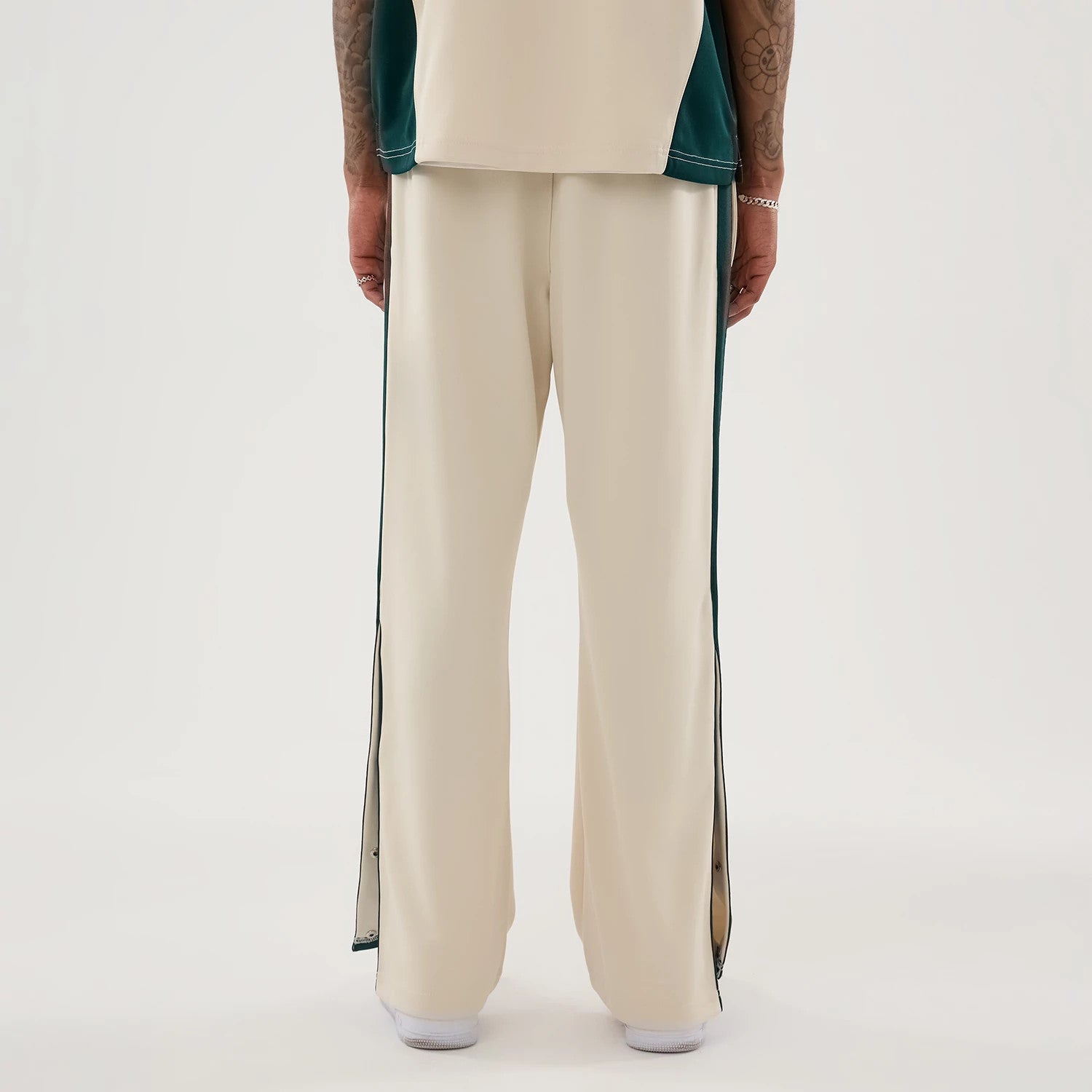 The model is wearing this NBA Hardwood Classic Straight Seattle Supersonics Straight Leg Joggers in light beige. 2