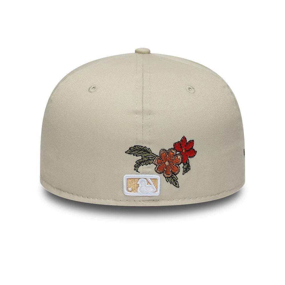 Pictured is this MLB Floral Chicago White Sox 59FIFTY Fitted cap in light beige. 4