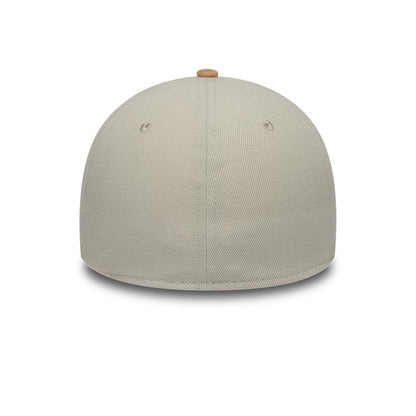 Pictured is this New Era Suede Visor 39THIRTY Stretch Fit cap in light beige. 4