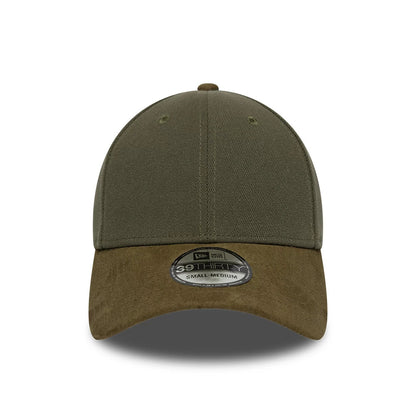 New Era Suede Visor Green 39THIRTY Stretch Fit Cap, front view showing the dark green crown with matching eyelets and button, complemented by a contrasting suede visor featuring a 39THIRTY size sticker at the centre, enhancing its refined look.