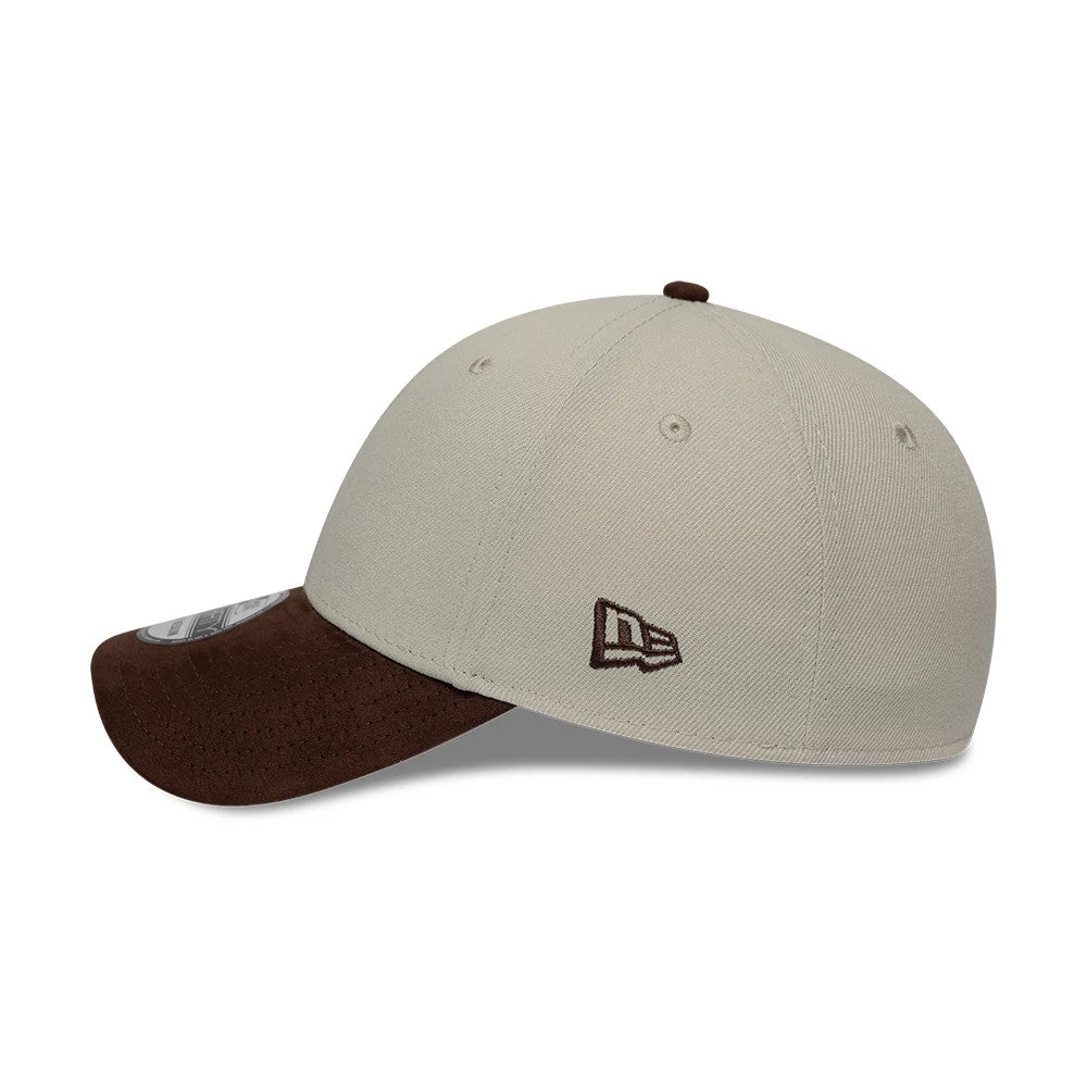 Pictured is this New Era Suede Visor 39THIRTY Stretch Fit cap in light beige. 4