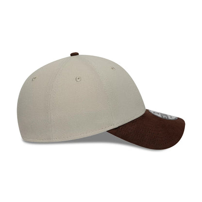 Pictured is this New Era Suede Visor 39THIRTY Stretch Fit cap in light beige. 5