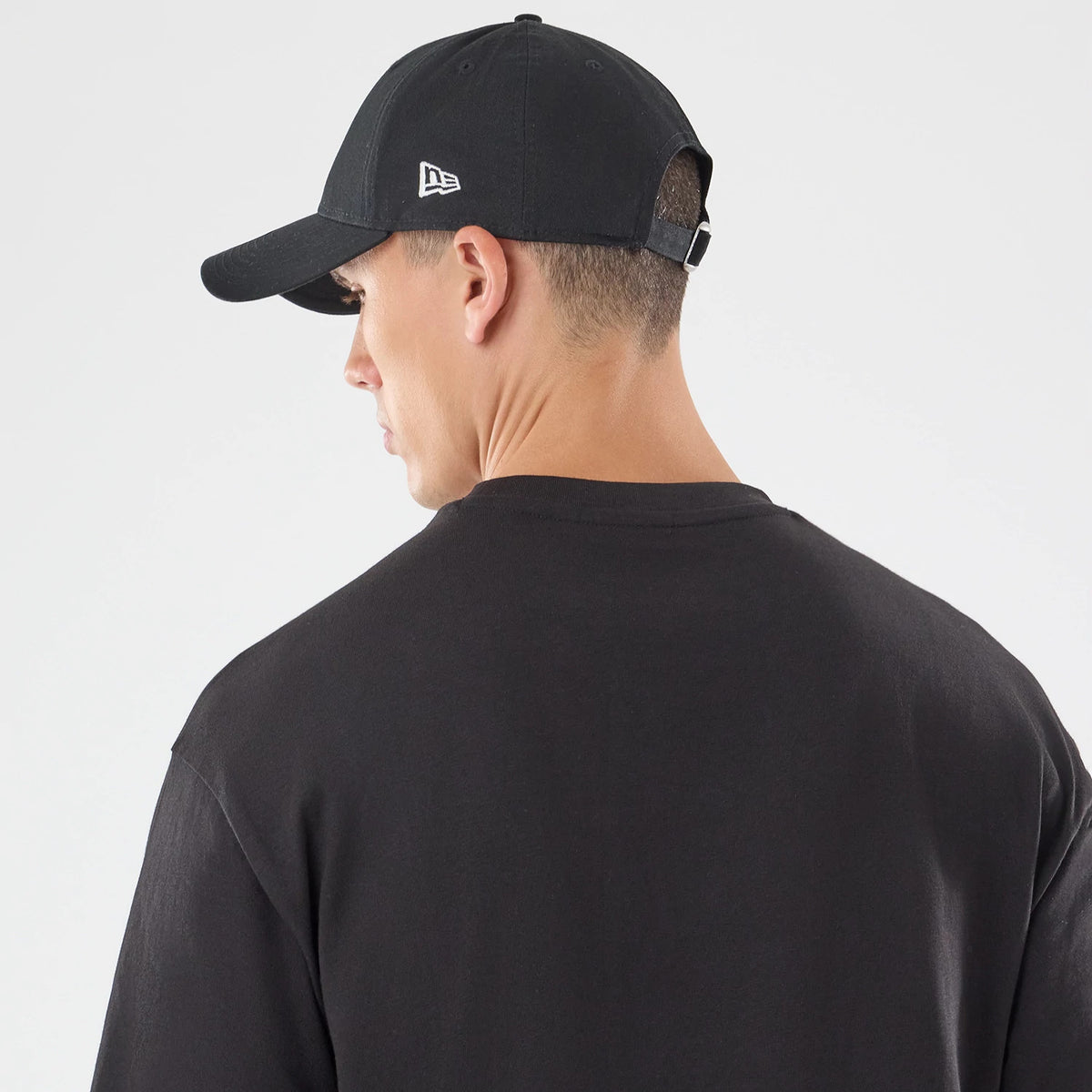 The model is wearing this New Era Skull Graphic Oversized T-Shirt in black. 7