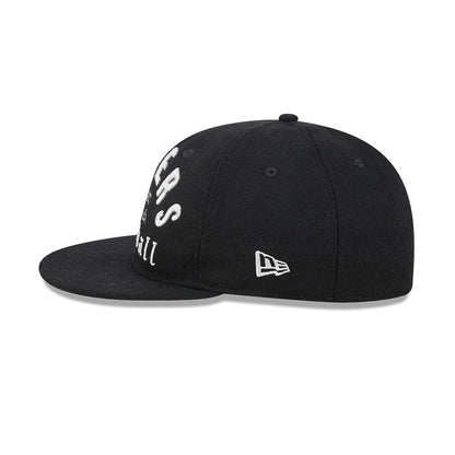 Las Vegas Raiders NFL Historic Arch Black Retro Crown New Era 59FIFTY Fitted Cap, side view showing a white embroidered New Era flag logo on the left side, with a structured black crown and a black flat visor.