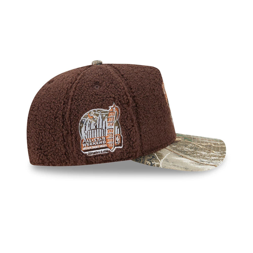 New York Knicks NBA Hardwood Classic Brown New Era 59FIFTY A-Frame Fitted Cap, side view with an embroidered All-Star Weekend patch on the brown textured crown, featuring a camouflage-patterned flat visor and a top button in coordinating colours.