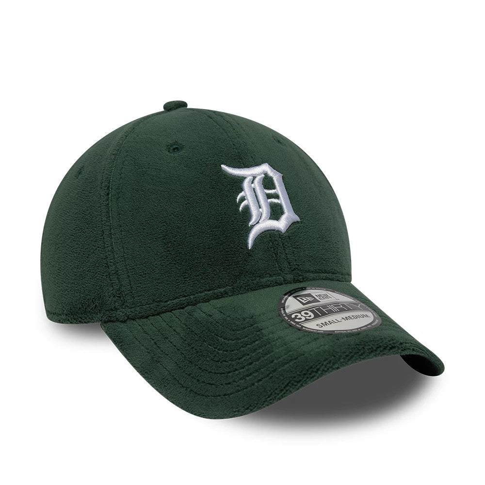 Detroit Tigers MLB Fleece Dark Green New Era 39THIRTY Stretch Fit Cap, three-quarter view showing the white embroidered Tigers logo on the front panel, curved dark green visor, and 39THIRTY size sticker on the cap's visor.