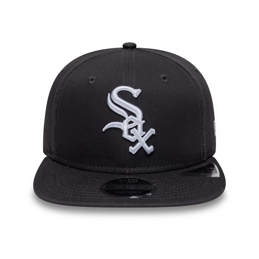 Pictured is this MLB League Essential Chicago White Sox 9FIFTY Original Fit Snapback cap in dark grey. 2