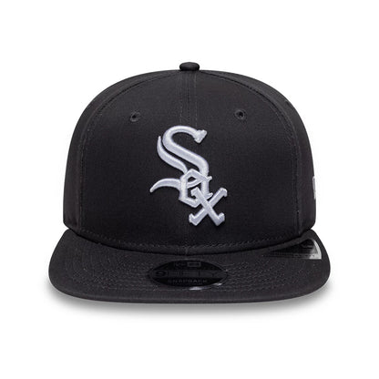 Pictured is this MLB League Essential Chicago White Sox 9FIFTY Original Fit Snapback cap in dark grey. 2