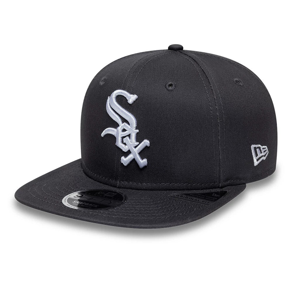 Pictured is this MLB League Essential Chicago White Sox 9FIFTY Original Fit Snapback cap in dark grey. 1