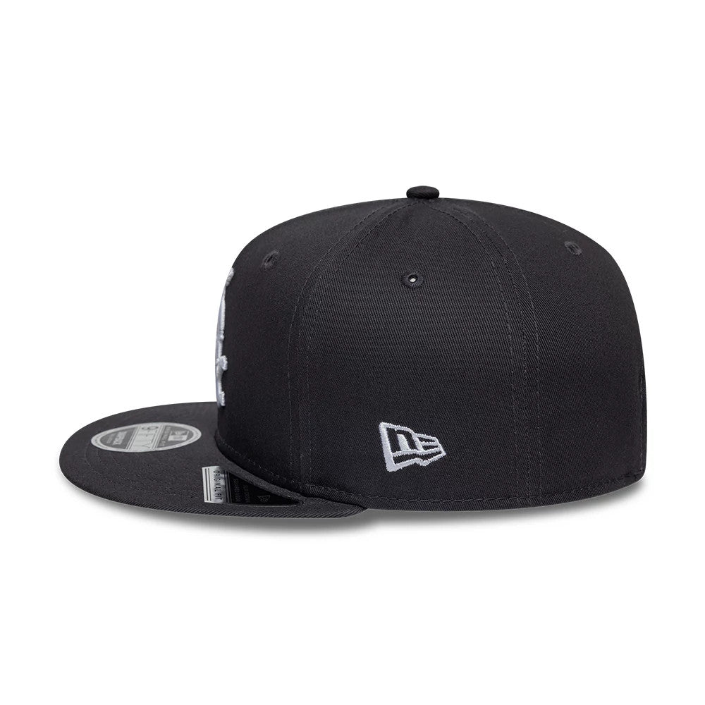 Pictured is this MLB League Essential Chicago White Sox 9FIFTY Original Fit Snapback cap in dark grey. 4