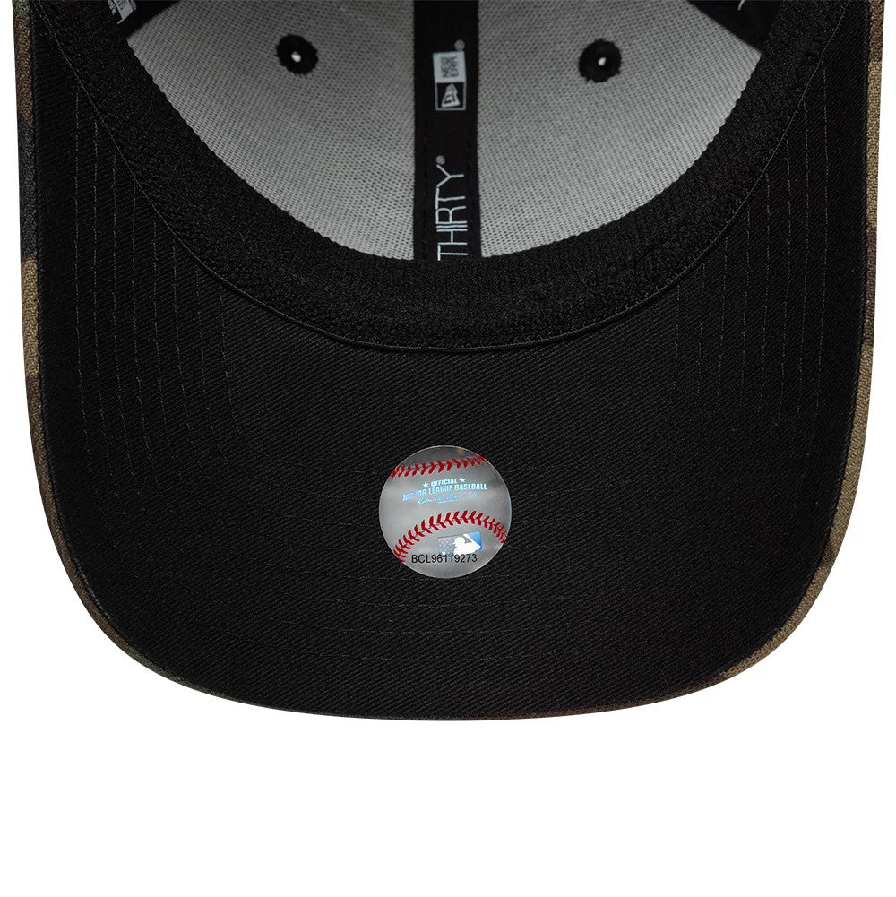 Pictured is this MLB Chicago White Sox 39THIRTY Downflap Stretch Fit cap in black. 7