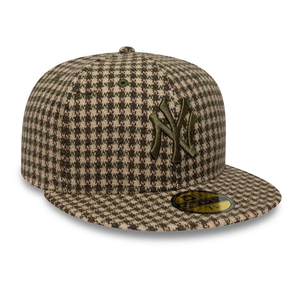 New York Yankees MLB Houndstooth Dark Green New Era 59FIFTY Fitted Cap, three-quarter view showing the dark green NY logo in raised embroidery on the houndstooth front panel, with a matching patterned flat visor and gold 59FIFTY size sticker.