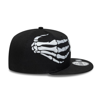 Pictured is this MLB Halloween Glow In The Dark Hands Chicago White Sox 9FIFTY Snapback cap in black. 6