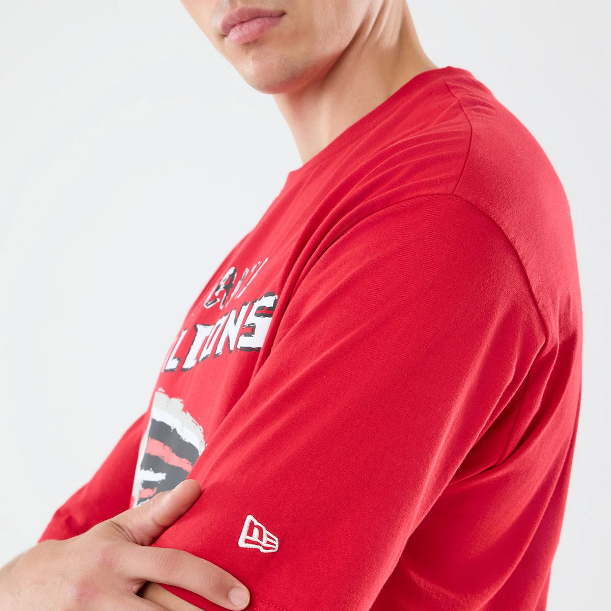 The model is wearing this NFL Graphic Slogan Atlanta Falcons Oversized T-Shirt in red. 4